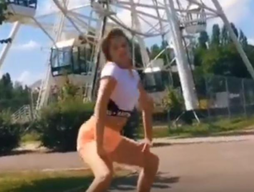Заряжающий летним настроением танец на фоне колеса обозрения сняли на видео в Воронеже