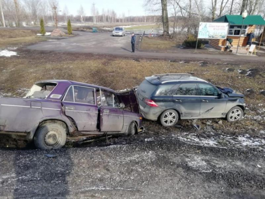 ВАЗ снес с дороги «Мерседес» под Воронежем