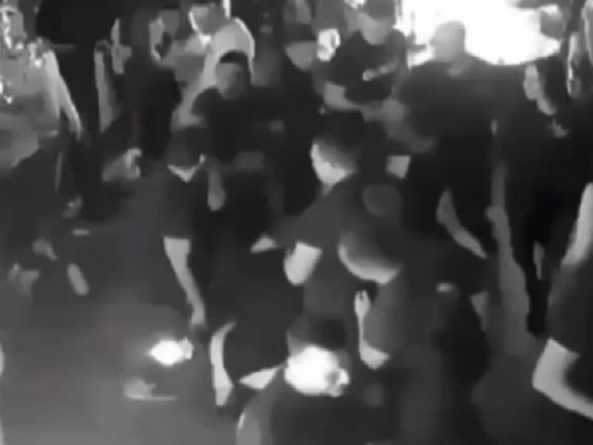 Начало смертельной драки в воронежском баре попало на видео