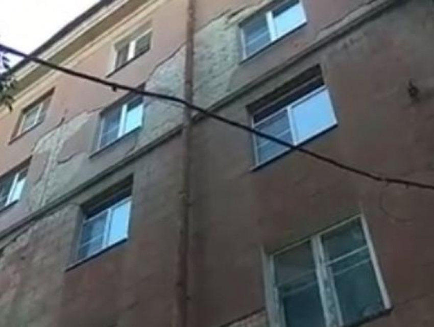 На одной из центральных улиц Воронежа фасад дома осыпается на головы прохожим