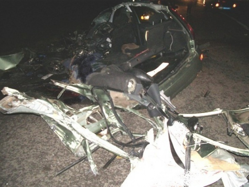 В Воронежской области водитель автомобиля «Лада Приора» погиб, врезавшись в грузовик