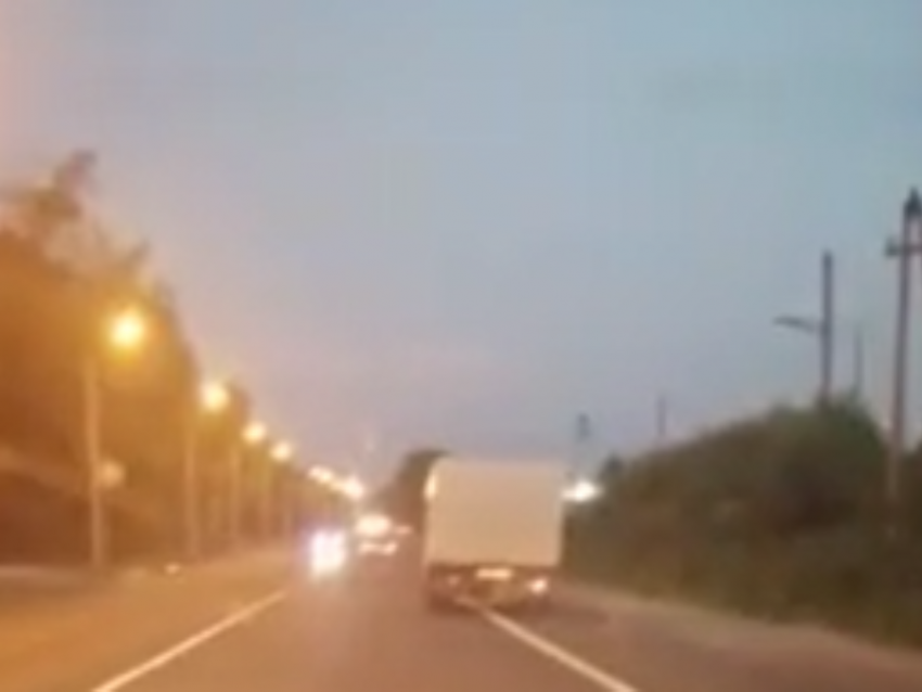 Несносное виляние грузовика попало на видео в Воронеже