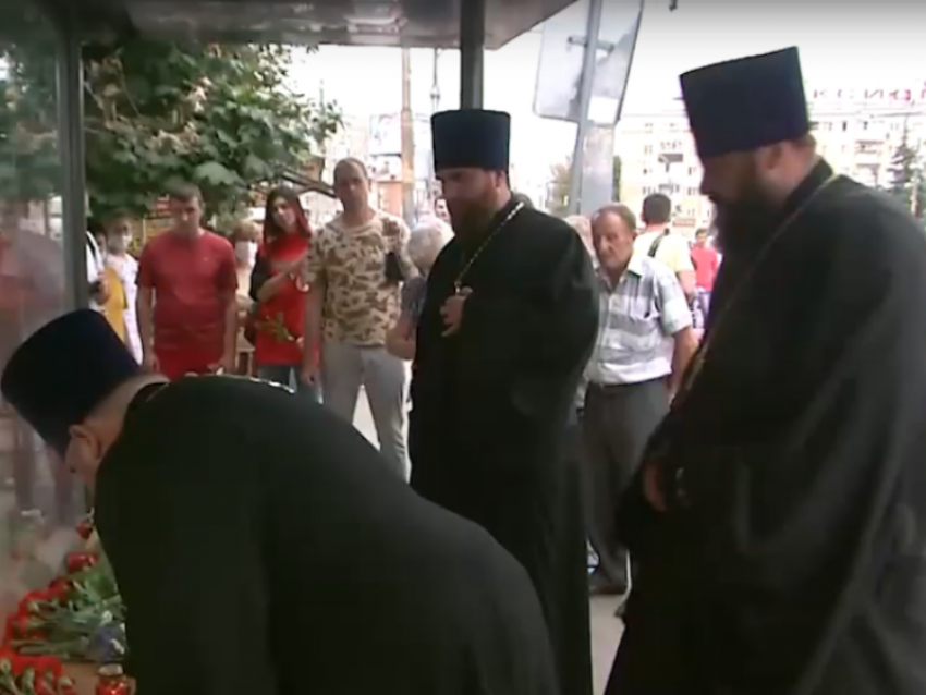 Священники посетили стихийный мемориал у места взрыва автобуса в Воронеже 