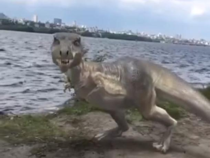 В Сети поместили тираннозавра на берег Воронежского водохранилища