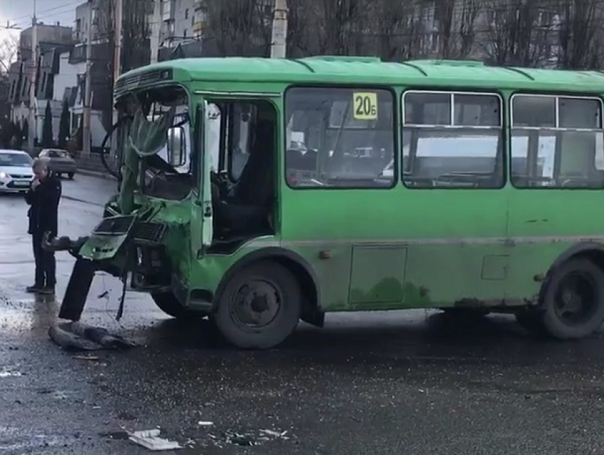 Страшные последствия столкновения автобуса с грузовиком в Воронеже попали на видео