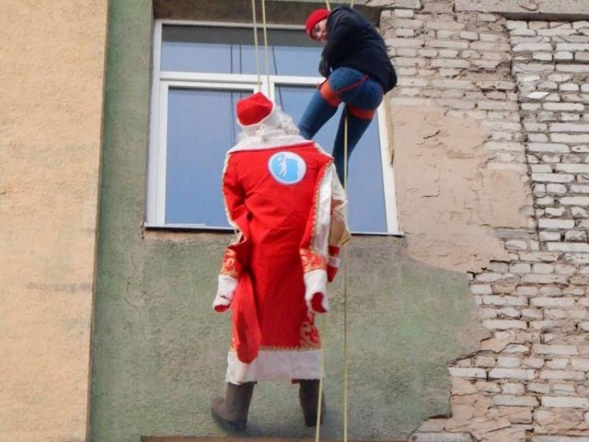 Висящего на стене Деда Мороза застали за странным занятием в Воронеже