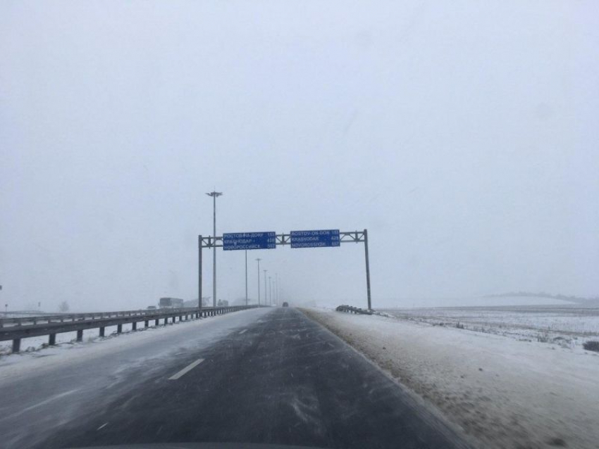 На трассе под Воронежем едва не замерзли насмерть три человека