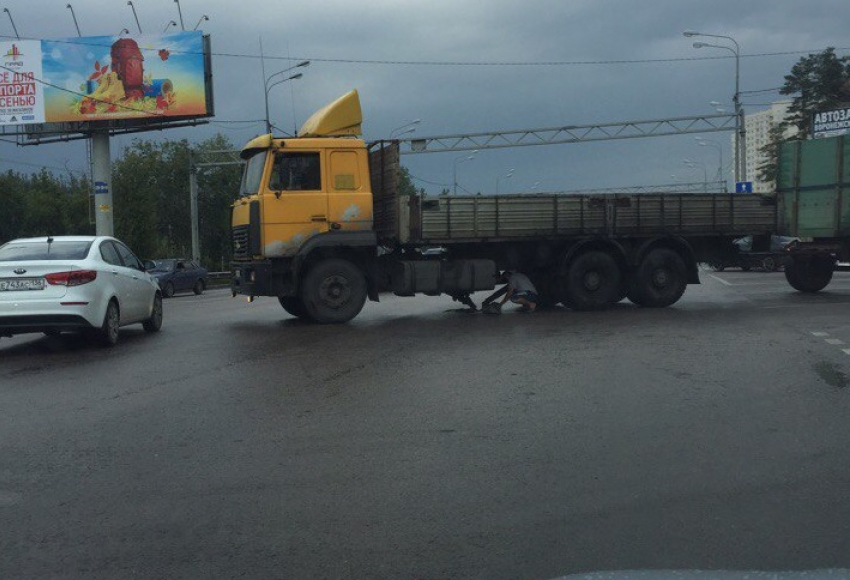 Сломавшаяся поперек окружной фура парализовала движение в Воронеже