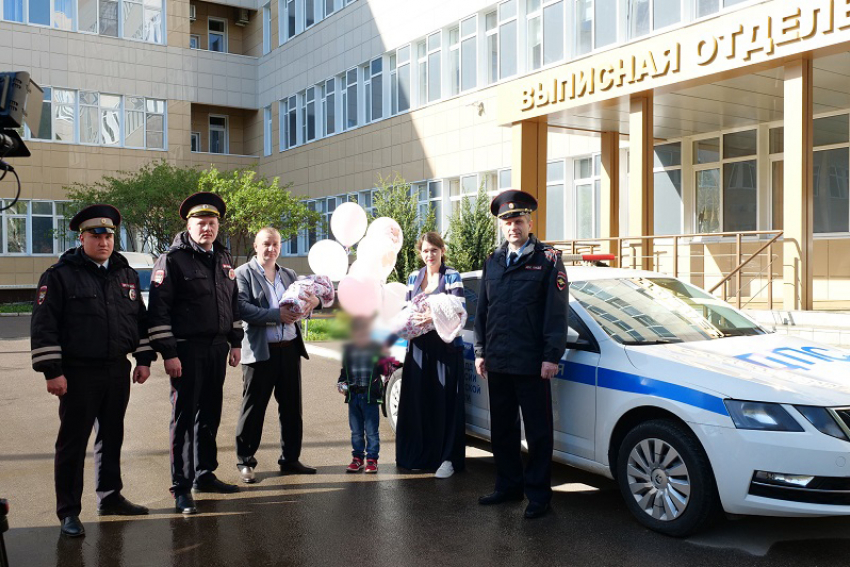 Беременную близняшками женщину домчали с мигалками и сиренами в воронежский роддом