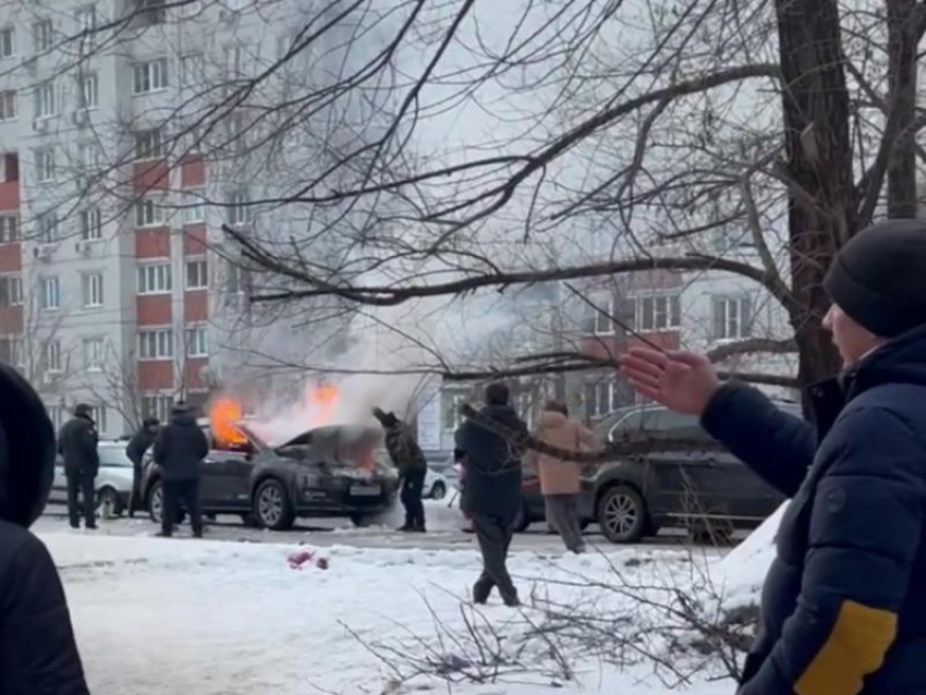 Полыхающий автомобиль и помогающие очевидцы: происшествие в воронежском микрорайоне попало на видео 