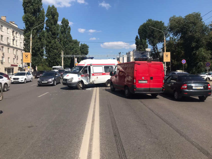 Машина скорой помощи попала в ДТП в центре Воронежа