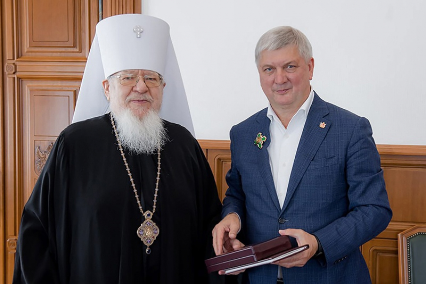 Патриаршую награду вручил на юбилей Гусеву воронежский митрополит Сергий