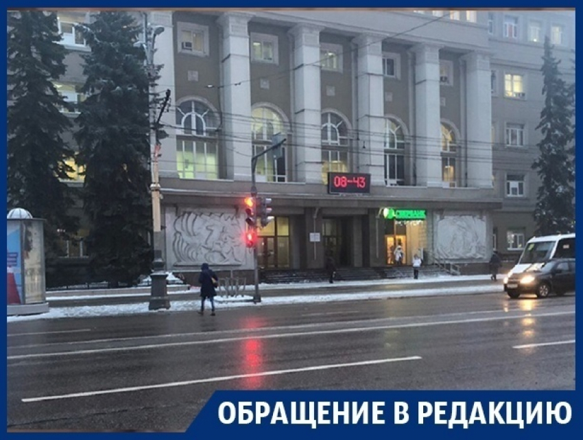 Новым светофором перегородили проспект Революции в Воронеже 