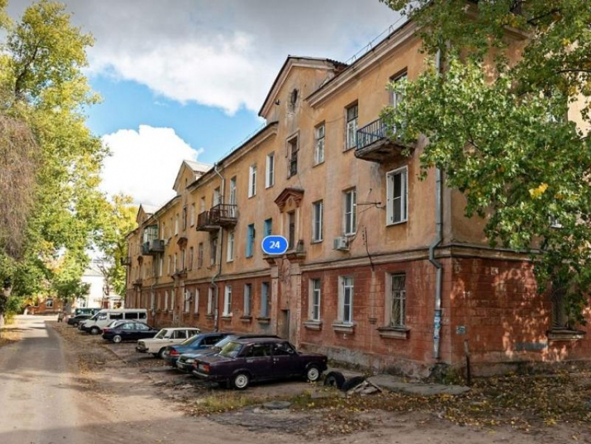 Потолок обрушился в квартире дома на улице Полины Осипенко в Воронеже