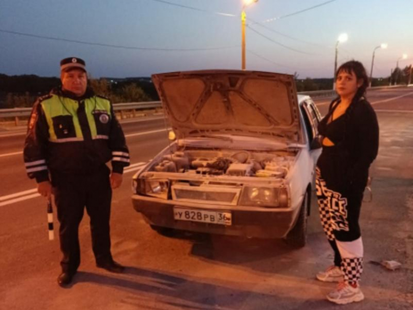 Автомобиль девушки загорелся на трассе в Воронеже