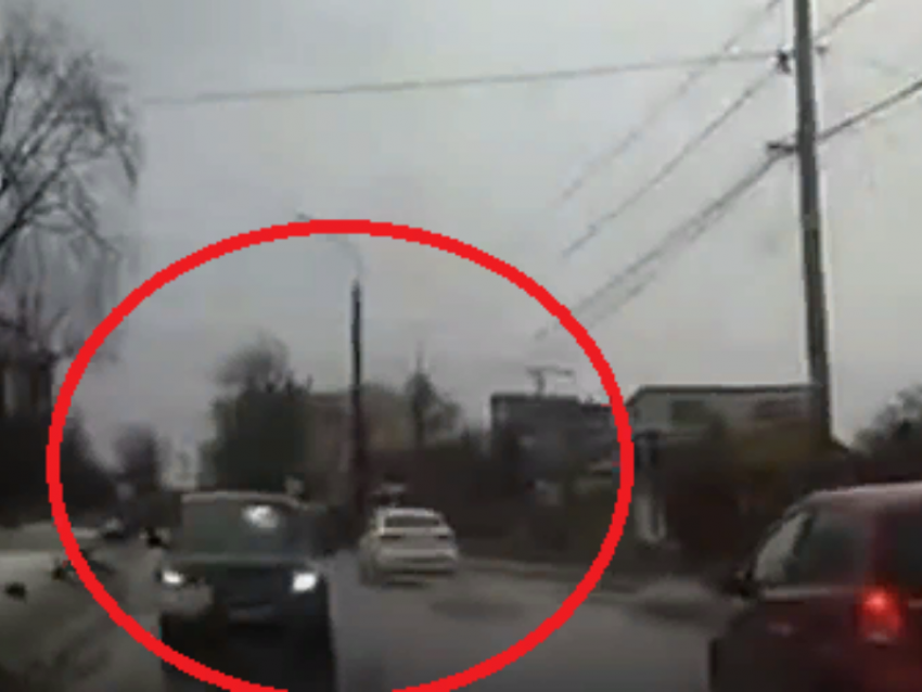 Бесстрашную езду по встречке показали в воронежской Березовой роще 