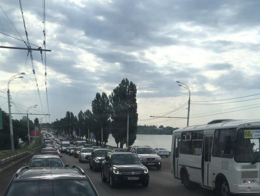 Пробка длиною в утро из-за срезанного асфальта образовалась на воронежском мосту