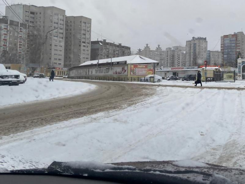 Настоящую жесть на дорогах после снегопада наглядно показали на фото в Воронеже