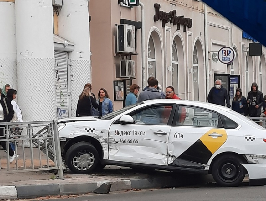 Опубликовано фото жесткого ДТП с такси в центре Воронежа 