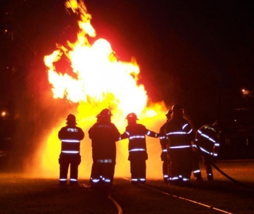 Воронежские пожарные эвакуировали 22 человека из горящего дома