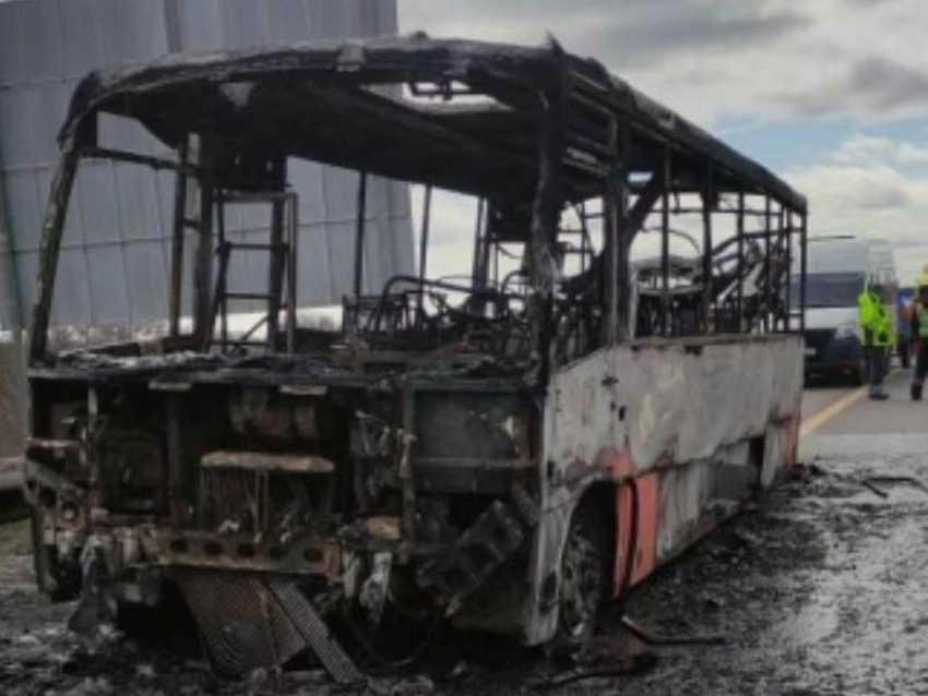 Пассажирский автобус полностью сгорел в жутком пожаре на М-4 «Дон»