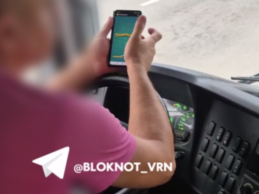 Водителя застали за возмутительным занятием за рулем автобуса в Воронеже