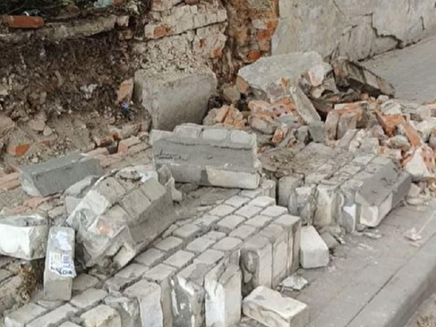 Рядом с детским садом рухнула стена в Воронеже