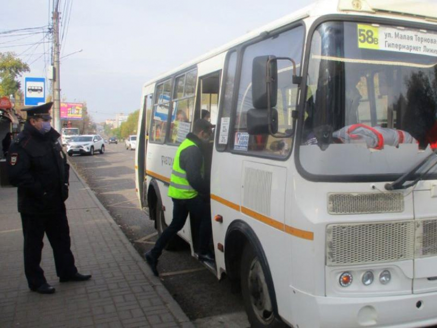 В Воронеже перевалило за сотню число попавшихся в автобусах безмасочников 