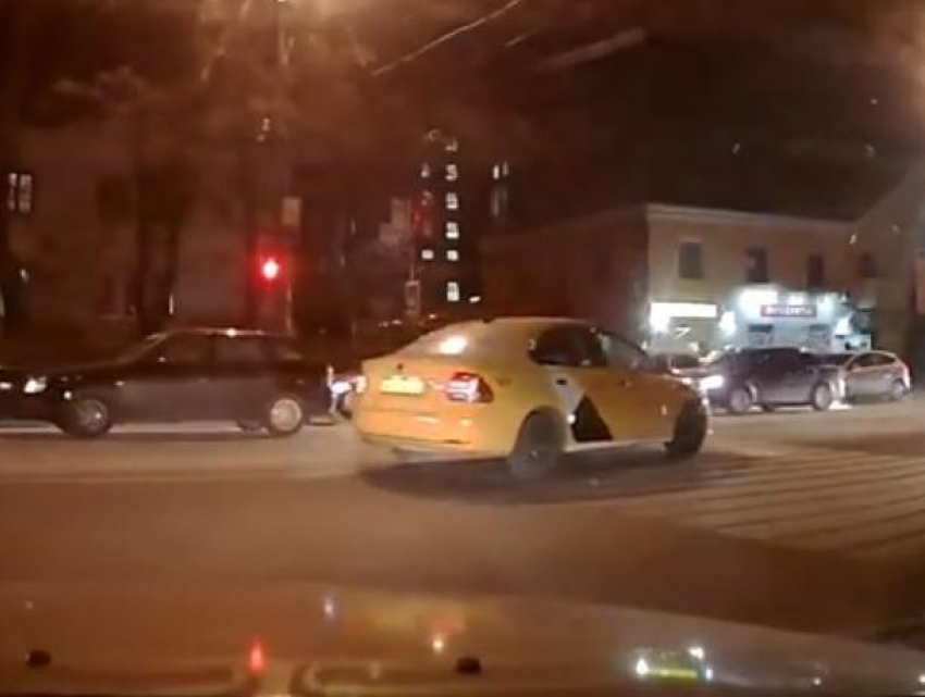 Торопливый таксист рискнул здоровьем пассажира в Воронеже