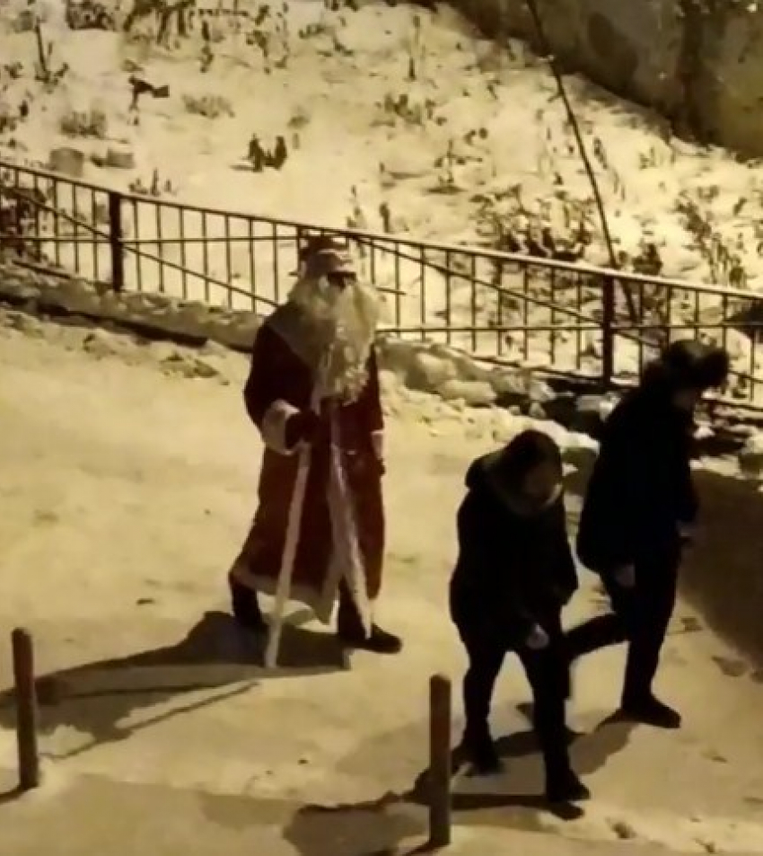 Подозрительного Деда Мороза заметили ночью в Воронеже