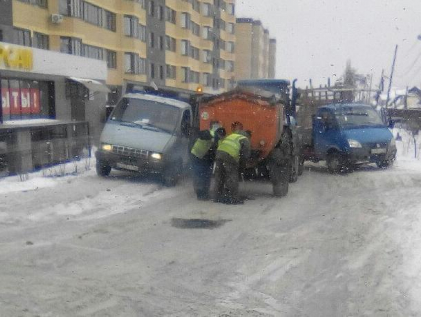 Воронежцы попытались вразумить «критиков» зимнего ремонта дорог