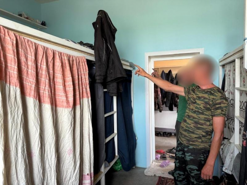 Полицейские показали фото, где жили иностранцы, работавшие на полях воронежского фермера 