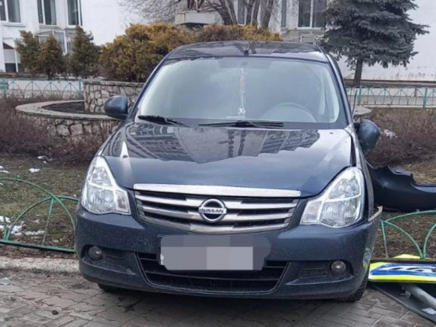 Nissan снес дорожный знак после ДТП с Toyota в Воронеже 
