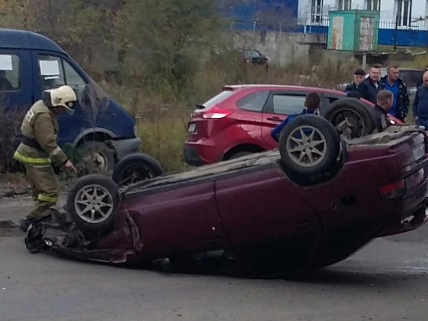 Жуткие последствия ДТП с перевернутой Lada сняли в Воронеже