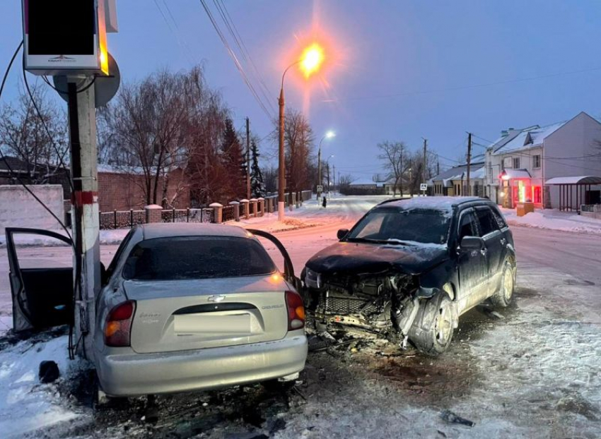 В Воронежской области Chevrolet врезался в Suzuki и опору ЛЭП: пострадала женщина