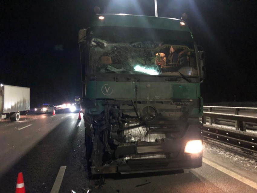 Фото с места смертельного ДТП с двумя грузовиками показали в Воронеже 