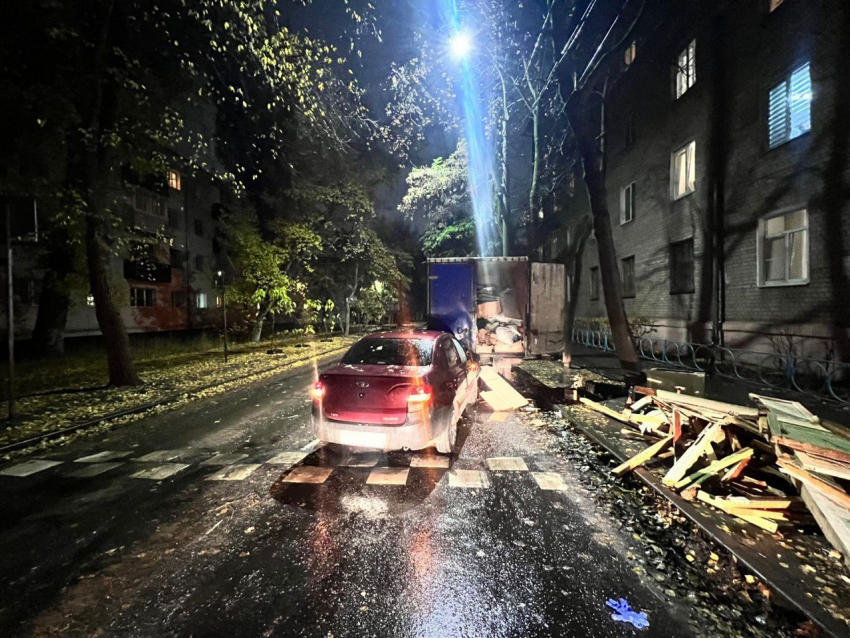 Пьяный водитель сбил грузившую доски девушку в Воронеже