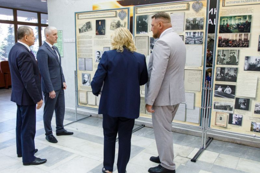 Выставка в честь 120-летия российского парламентаризма открылась в Воронежской областной Думе