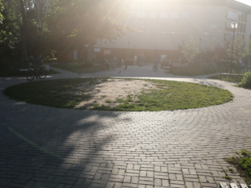 Территорию у храма очистили от грязи в Воронеже