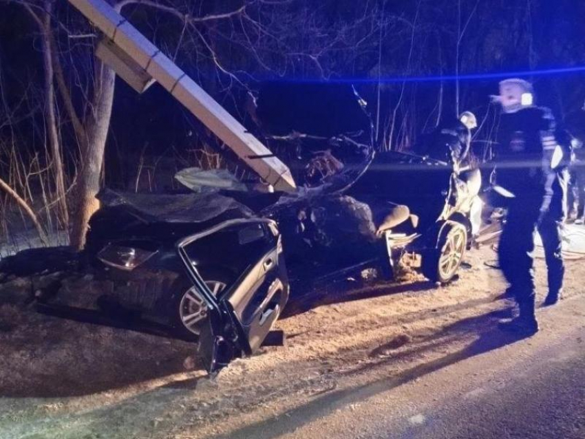 «Мицубиси» снес столб в Воронеже: погиб пассажир