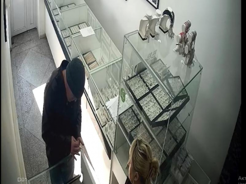 Мужчина ограбил ювелирный магазин в Воронежской области