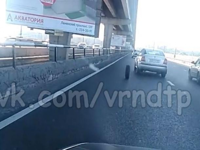 "Одержимое» колесо на Северном мосту попало на видео в Воронеже