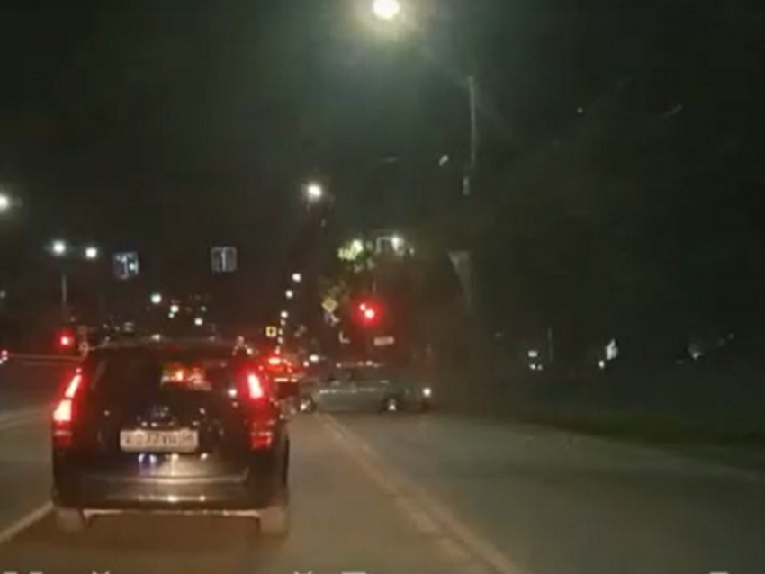 Удар в столб и оборот на 360°: последствия лихачества на воронежской выделенке сняли на видео 