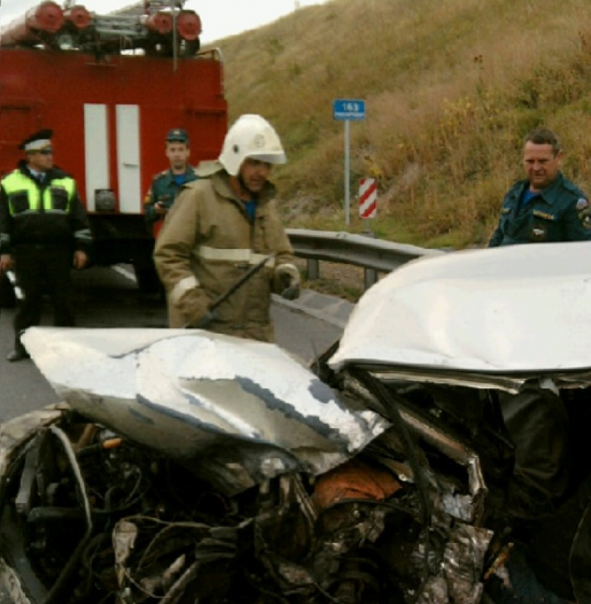 ДТП в Воронежской области: «ВАЗ» на встречке врезался в грузовик, а затем в иномарку