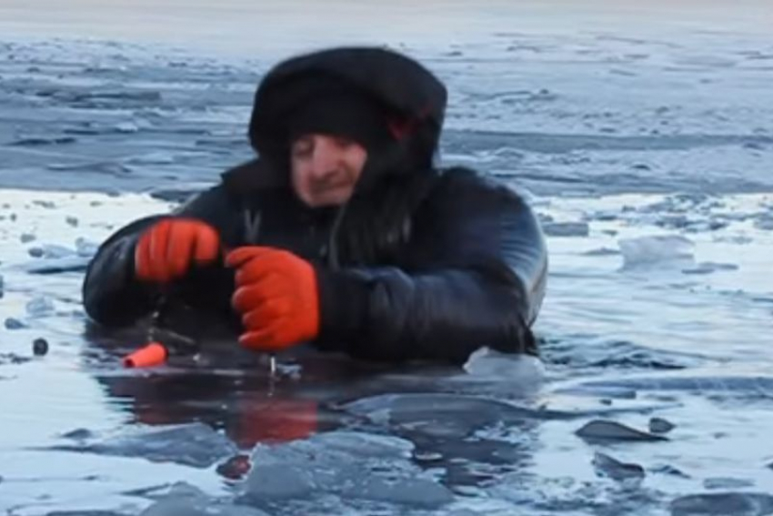 Воронежские спасатели сняли на видео спасение человека, провалившегося под лед