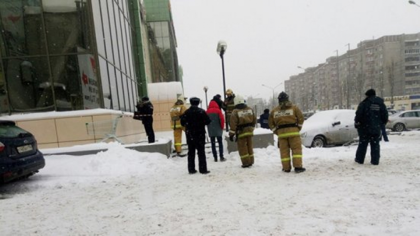 Хоккейная шайба стала причиной скоплений спецлужб у ТЦ в Воронеже