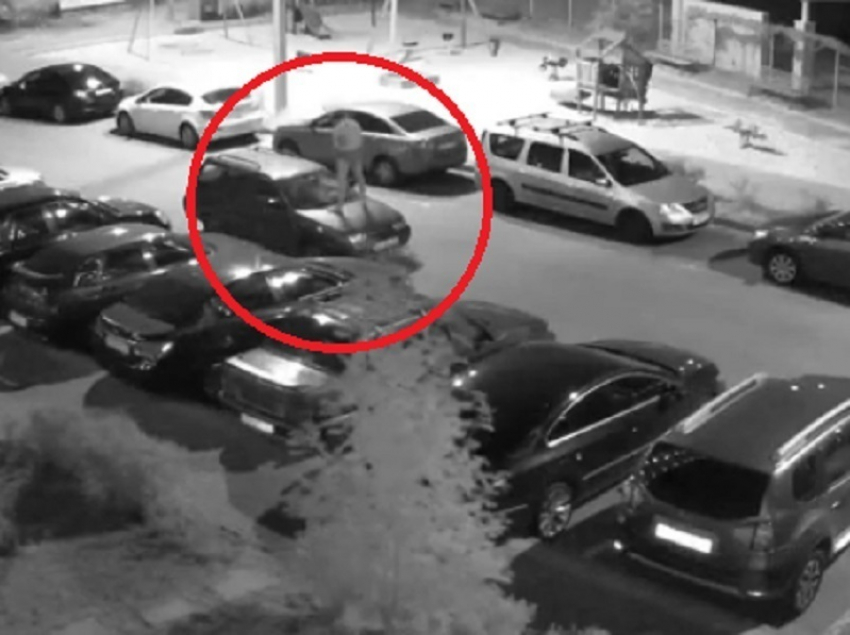 Танец раздетого мужчины на капоте машины сняла камера наблюдения в Воронеже
