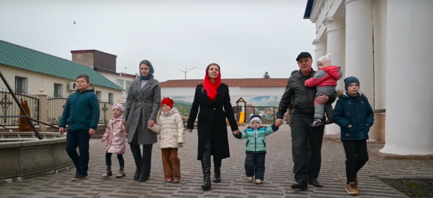 Случайно зашел в бухгалтерию: как живет семья с 11 детьми в Воронеже