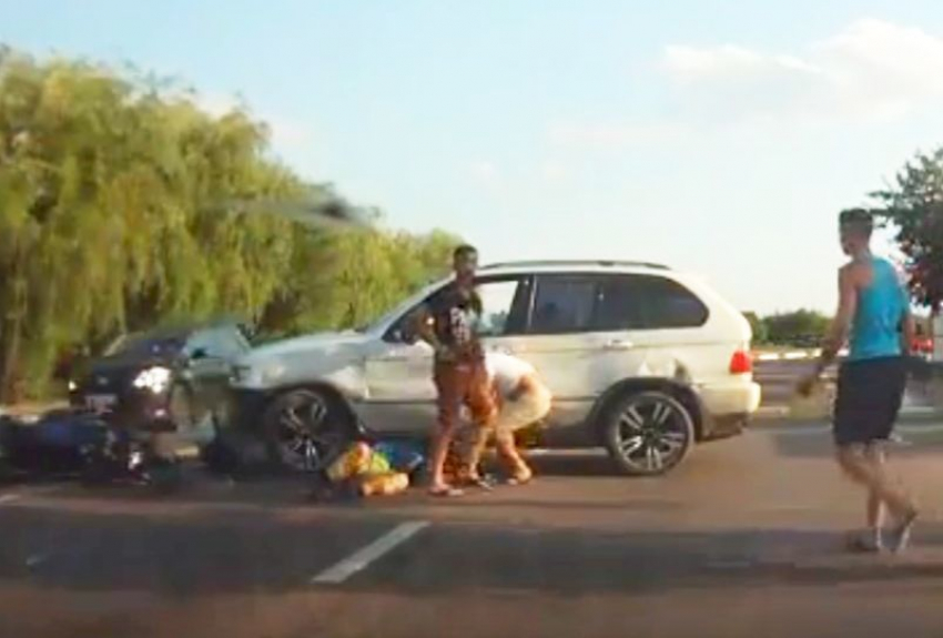 Пугающие последствия столкновения внедорожника с мотоциклом попали на видео