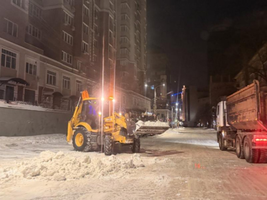 Концессионер платных парковок в Воронеже вспомнил про необходимость убирать с них снег